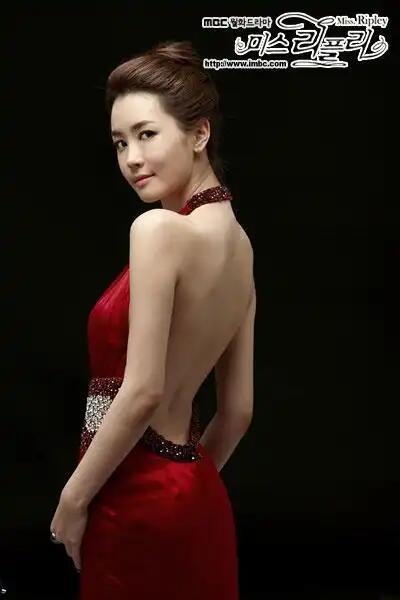 #李多海妈妈来中国照顾怀孕女儿#李多海和丈夫崔东旭婚后定居上海，如今妈妈也专程赶来陪伴。一个家，三代