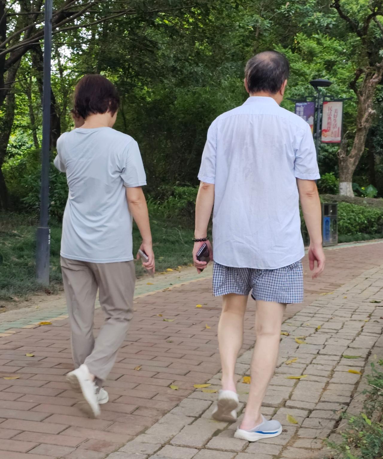 女儿恋爱了，有一天，那个男孩来我们家。他个子高高的，长得挺帅，进门就“叔叔阿姨”