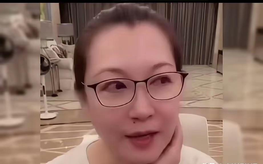 终于明白，赵本山后半生最“毒”的一步棋，不是小品，不是徒弟，而是她。直播间里，