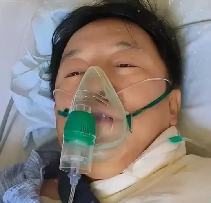 五十多岁的百亿影帝黄渤，此刻正戴着氧气面罩躺在惨白的病床上动弹不得，床头卡上赫然写着“锁骨骨折”四个