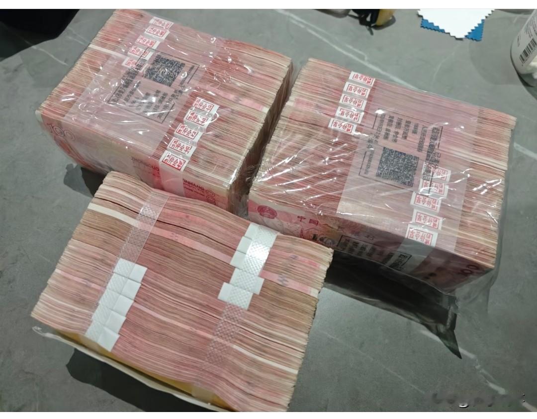 我第一时间看到6大银行的消息，就把存在银行里的30万存款取出来了，可能很多人会问