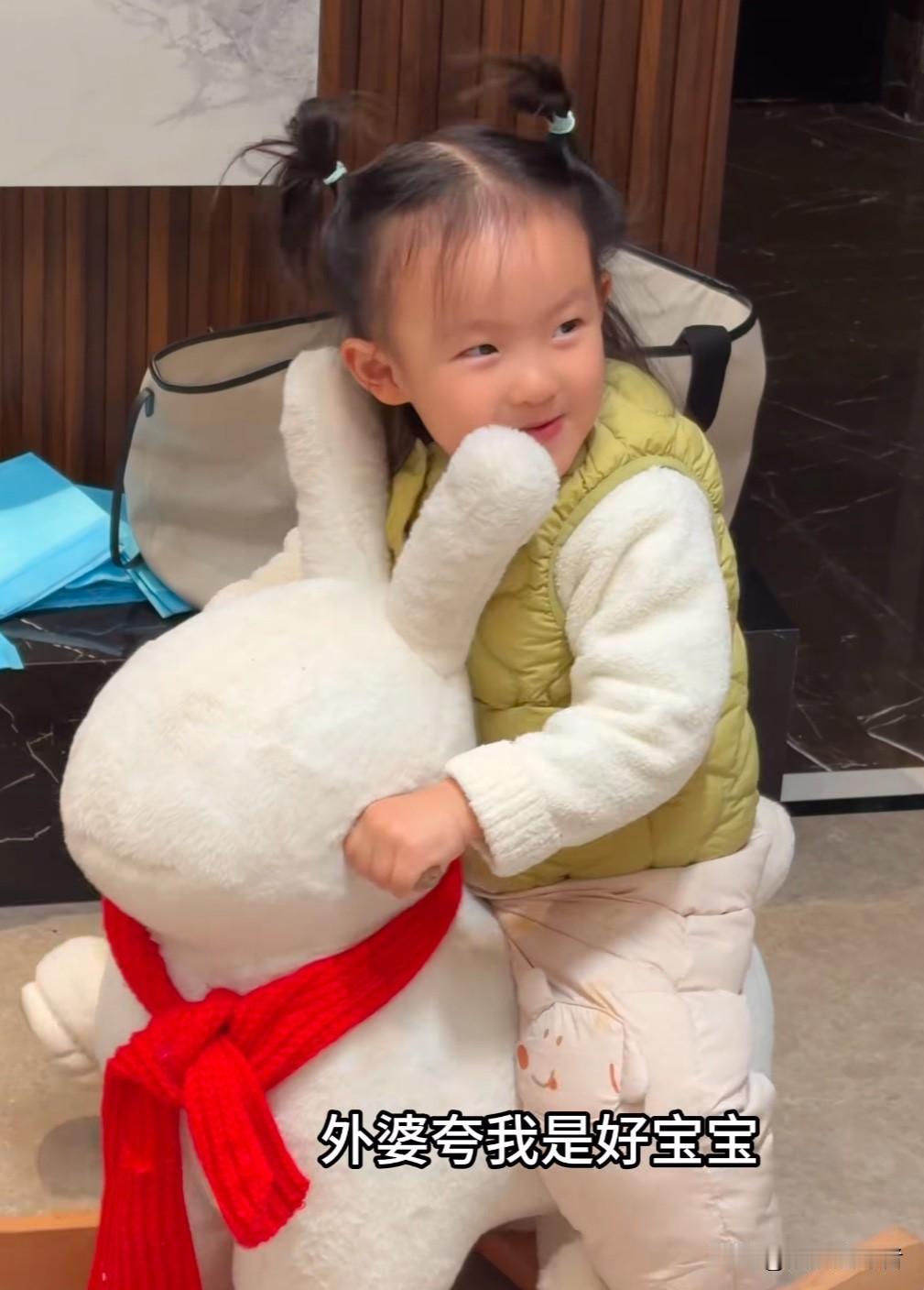 最近，在一场直播里，有网友问黄一鸣，明年闪闪就要上幼儿园了，打算让闪闪在哪所幼儿