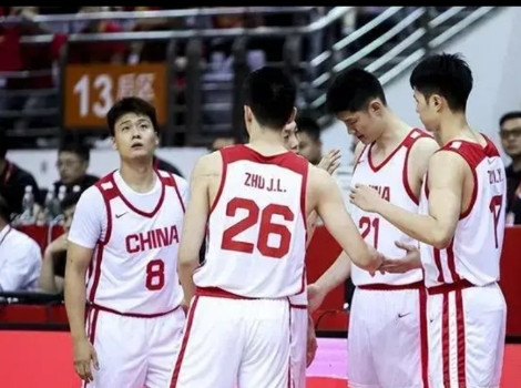 4选2，郭士强的最后选择！中锋：胡金秋、余嘉豪、周琦前锋：朱俊龙、王俊杰、赵