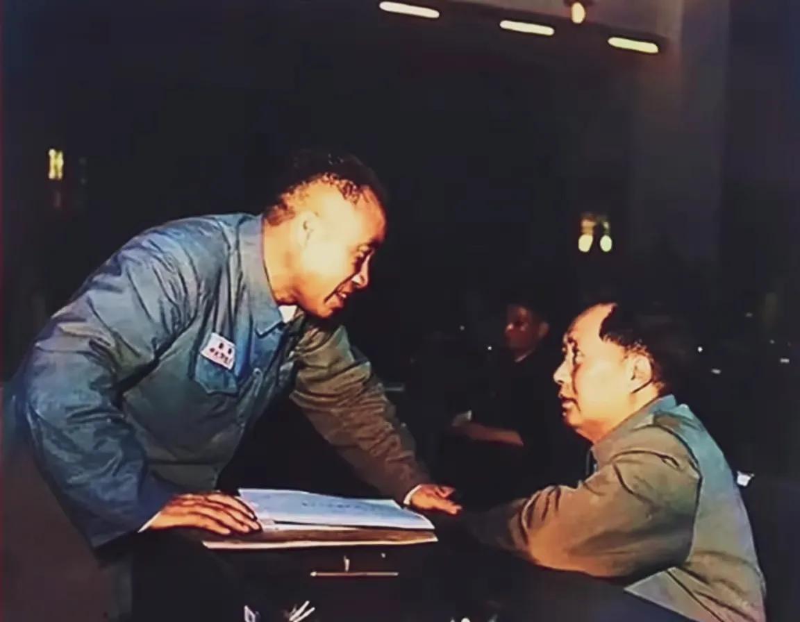 那是筹建新中国的历史时刻，朱德朱老总拿着一些预案，同老伙计毛主席商量商量…新中