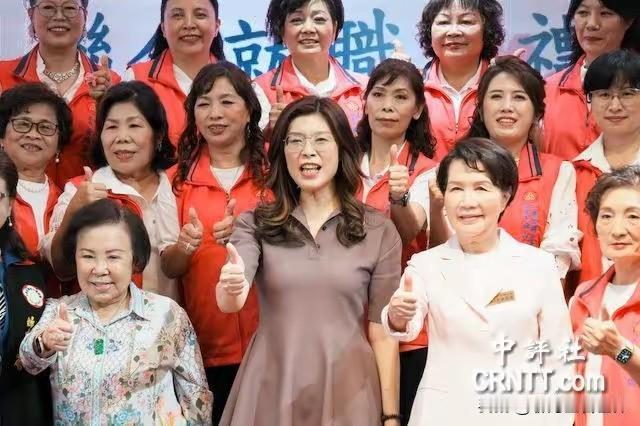 既怕郑丽文不来，又怕和郑丽文合影，李四川面对郑丽文的造势加持，展现了非常谨慎的因
