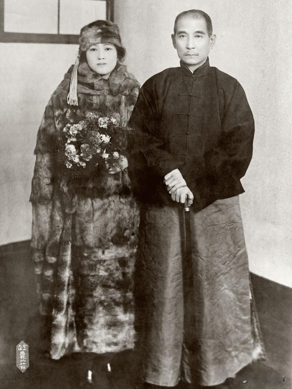 1924年11月孙中山和宋庆龄在日本神户期间合影，不久后孙中山就去了北京，并且在