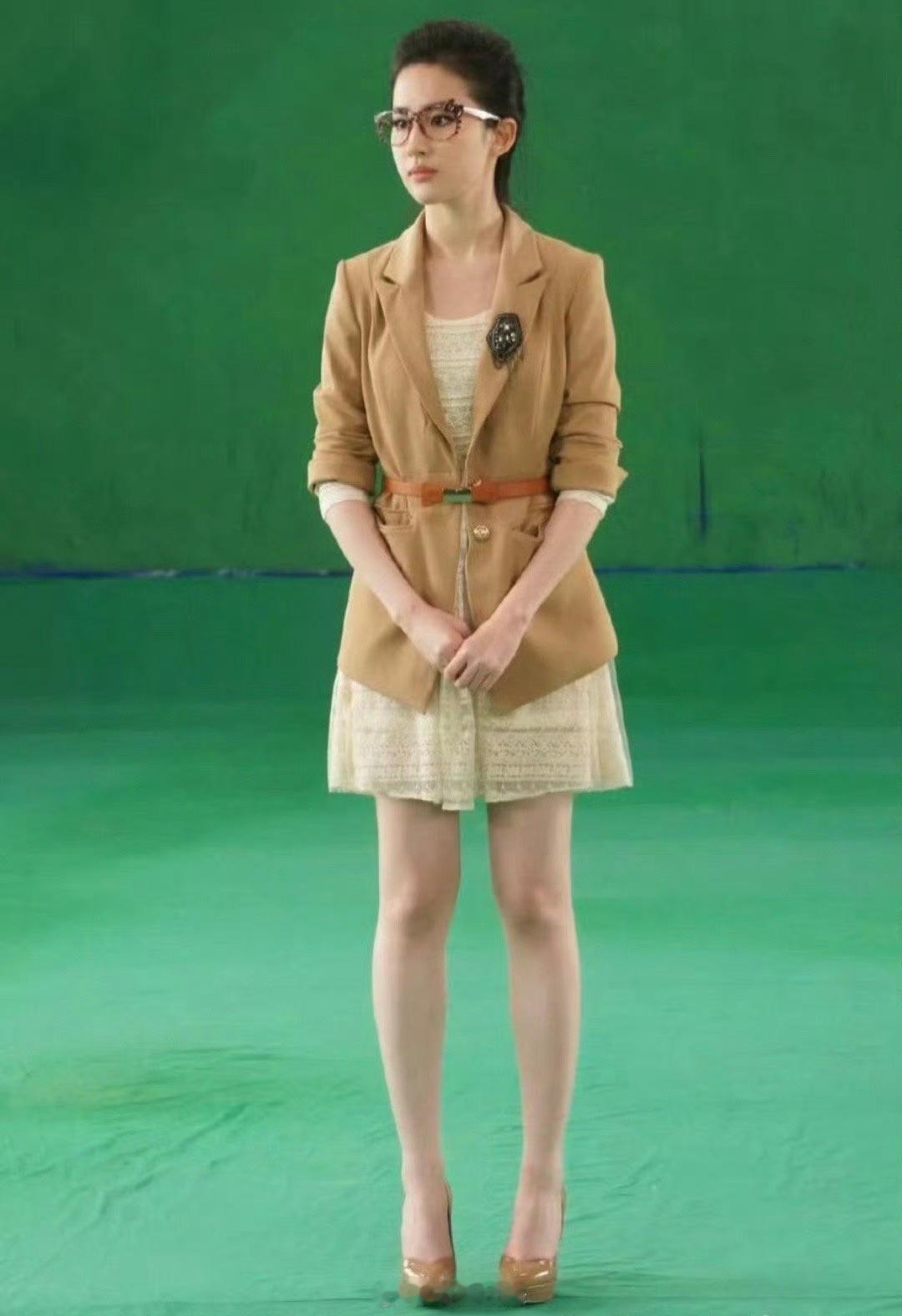 刘亦菲唯一不完美的应该就是腿吧