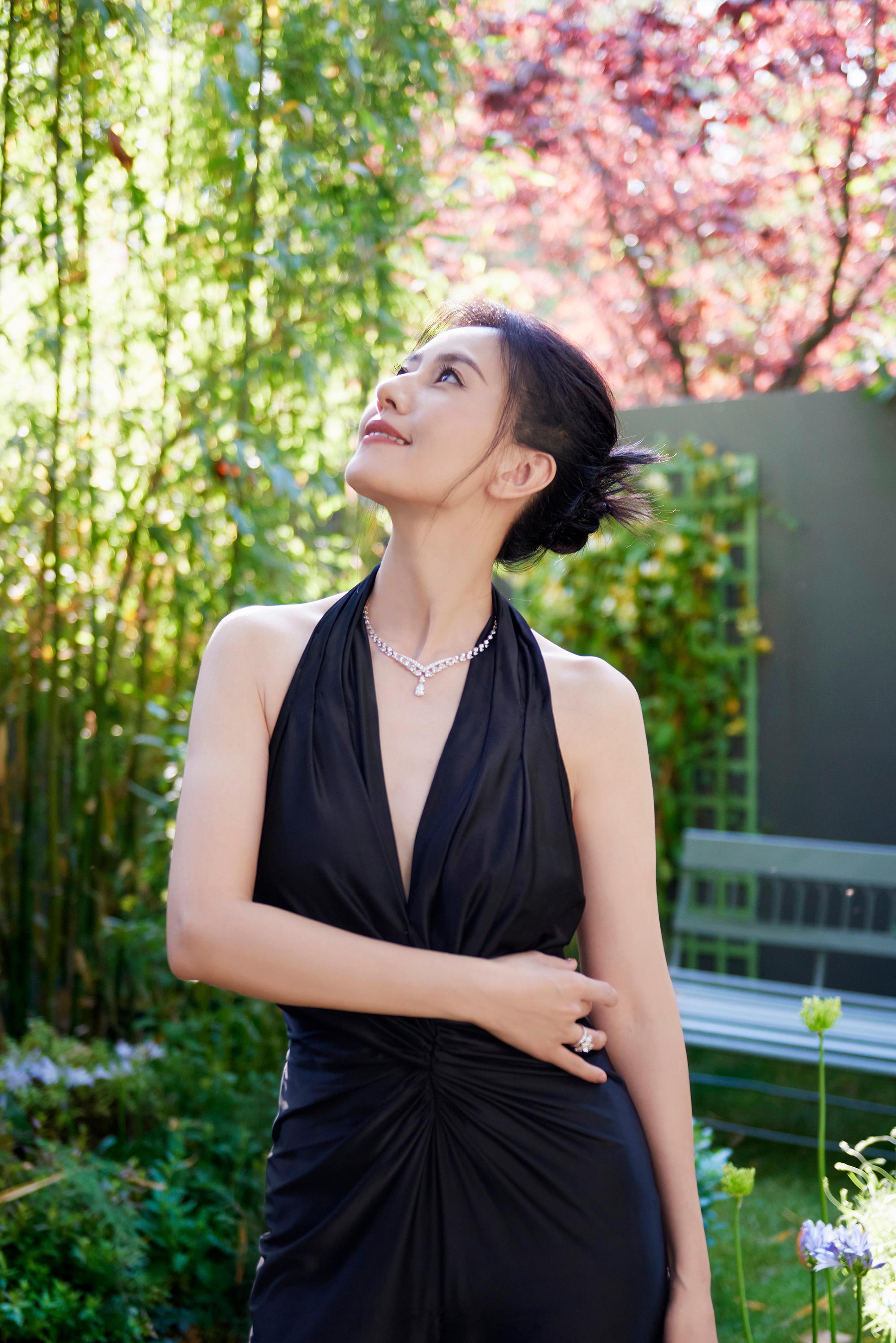 高圆圆黑色挂脖长裙