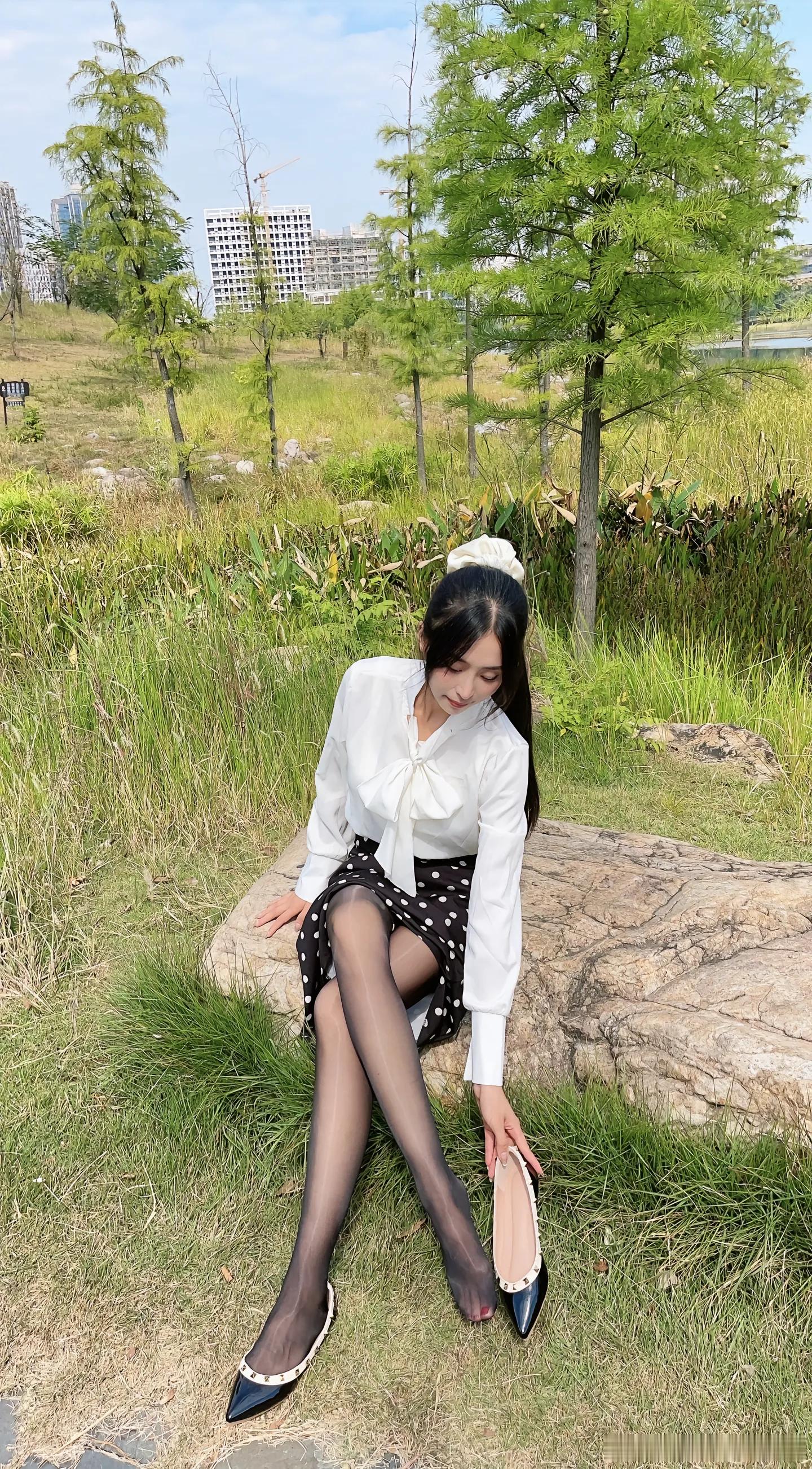 铆钉平底鞋与丝袜更美哟~