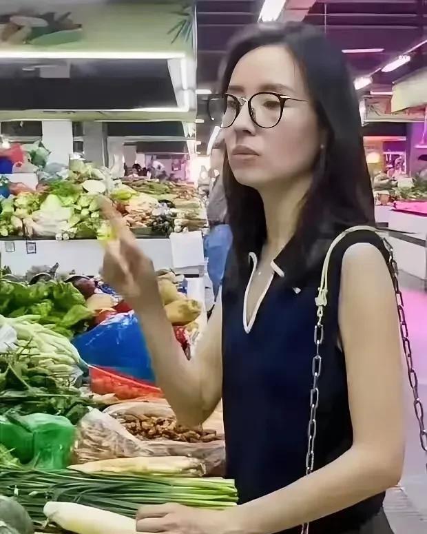 董洁亲自去菜市场买菜，这素颜打扮也是太接地气了，董洁也是厨房爱好者，总会晒自己做