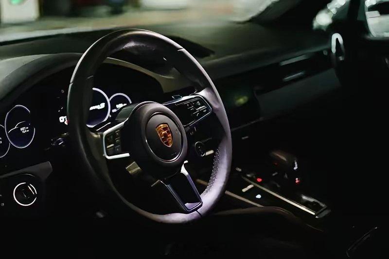 想想，假如车辆在行驶过程中，突然被“锁死”断电，有多么可怕，不管有意无意，看来外