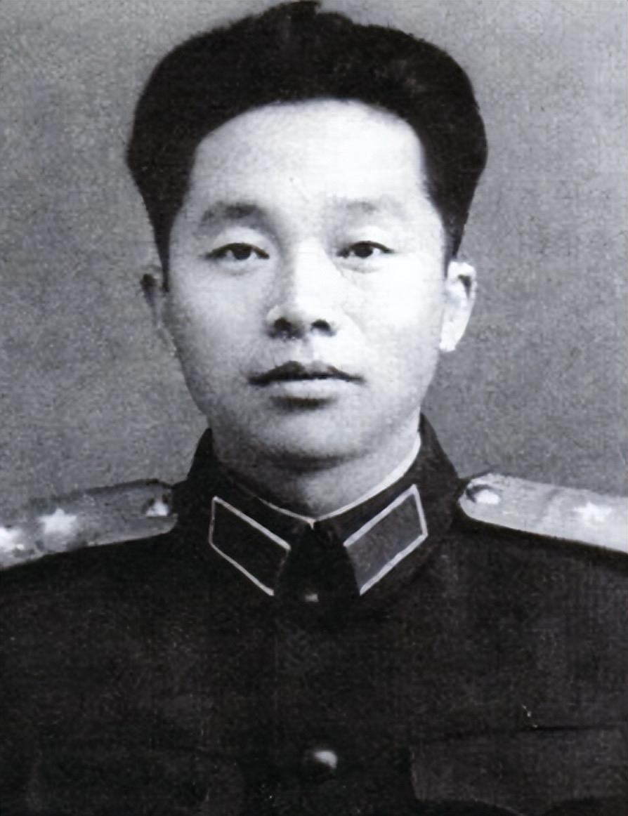 1955年，新中国首次授衔，朱德总司令看到了一个皮肤嫩得能掐出水的“娃娃脸”，肩