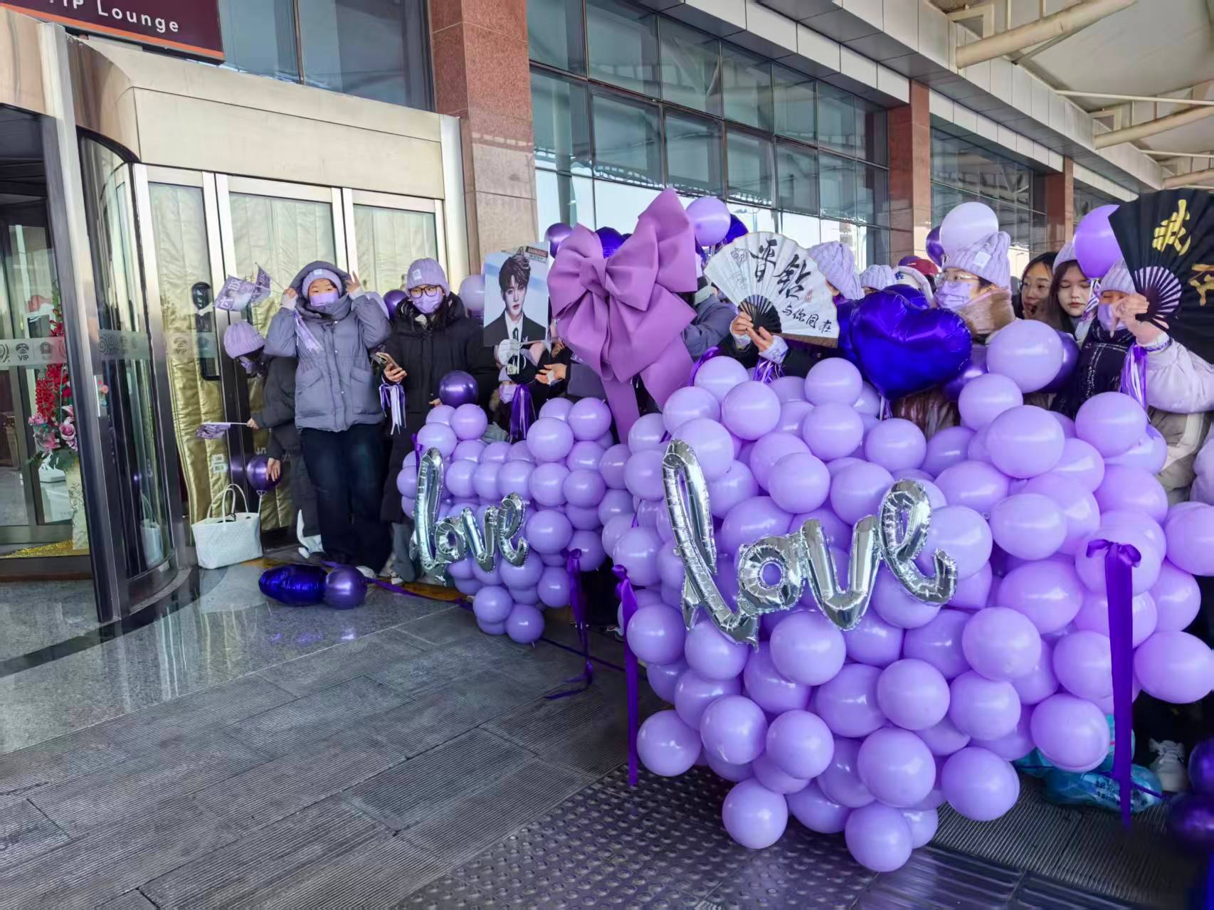 好浪漫的接机现场，好有氛围感！邓为和钻石双向奔赴具象化了