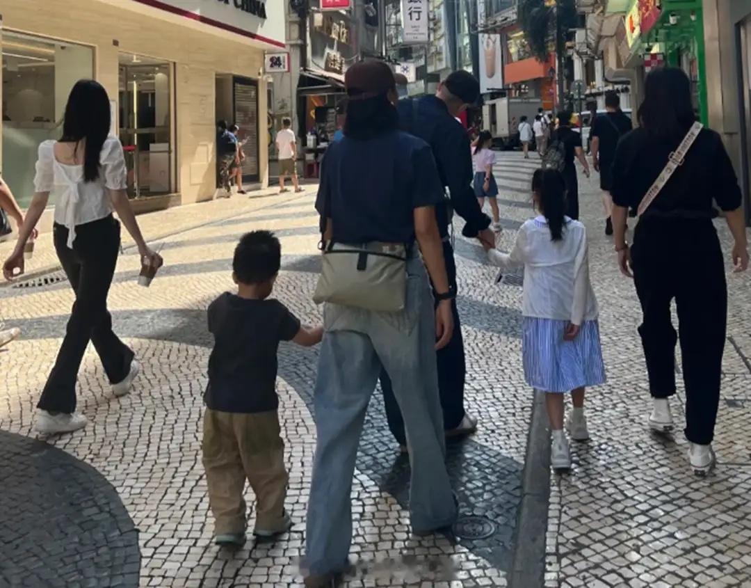 朱丹周一围步行送娃上学，穿棉服和路人一样朴实，女儿杭州读公立！！