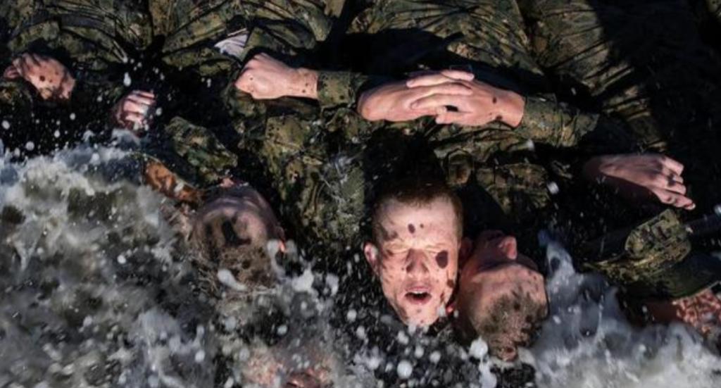 “这个新兵服用了大量的伟哥！”2022年2月，美国海豹突击队新兵马伦在“地狱周”