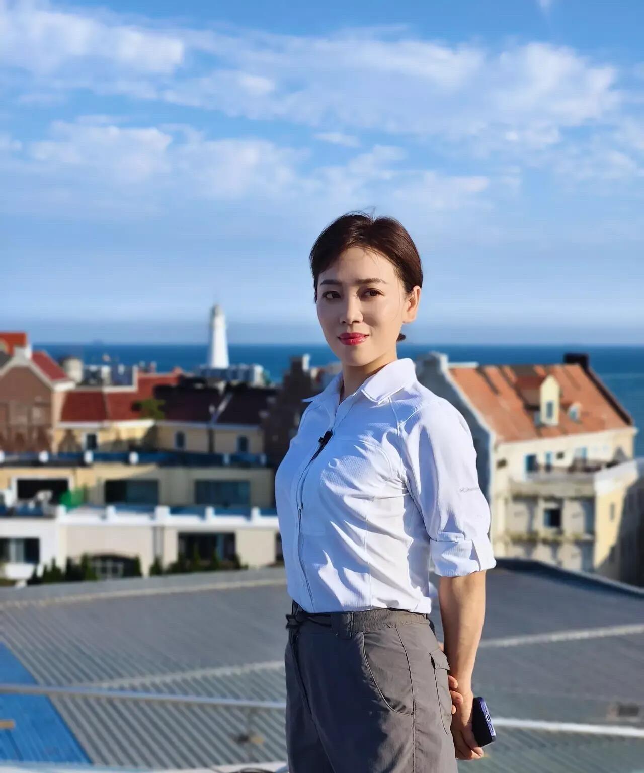 她是继周涛之后最有才华的主持人，复旦的才女，谈不上有多么的漂亮，但知性大方，骨子