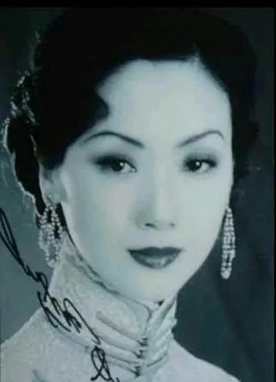 1926年，<em>张宗昌</em>不顾对方挣扎，将艺妓陈佩瑜一丝不挂地扔到滚烫的火炕上，戏弄道：