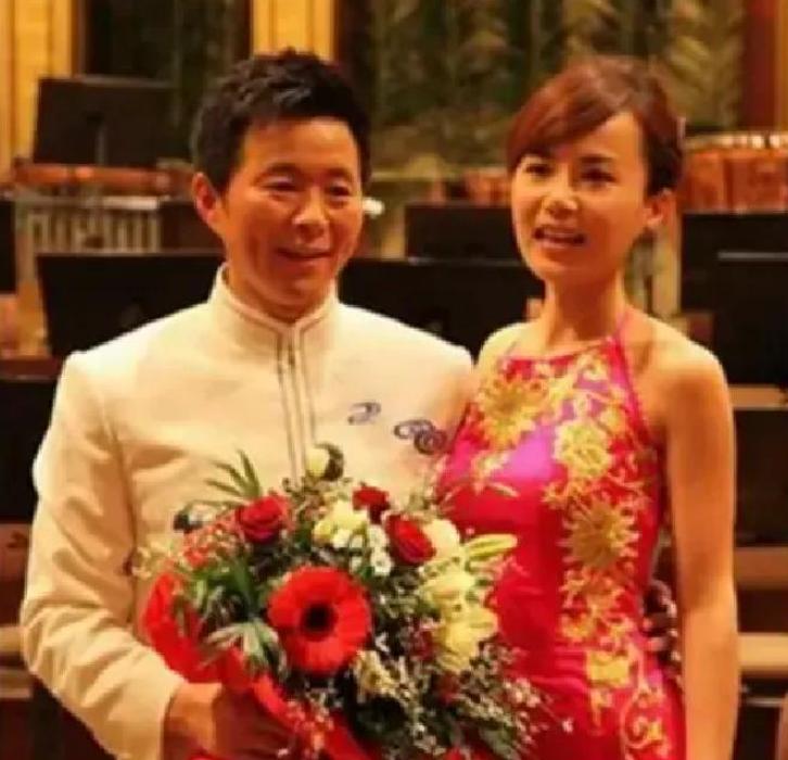 2008年，歌唱家王宏伟40岁感情生活一片空白，有一次去新疆演出，一位老朋友也替