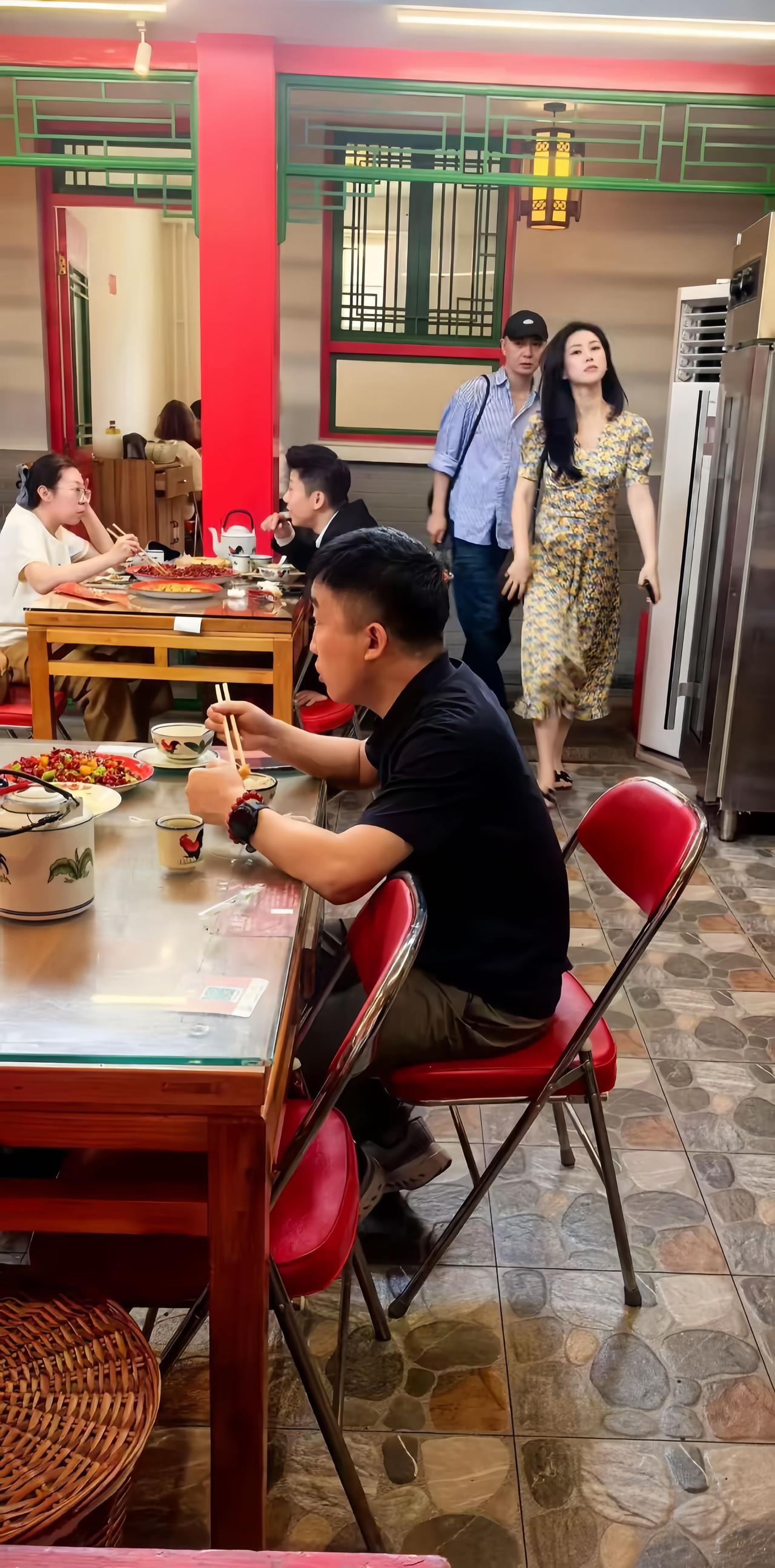 朱珠来到北京一家餐馆吃饭，她身穿碎花裙，长发飘飘的样子，真的好美啊。朱珠作为