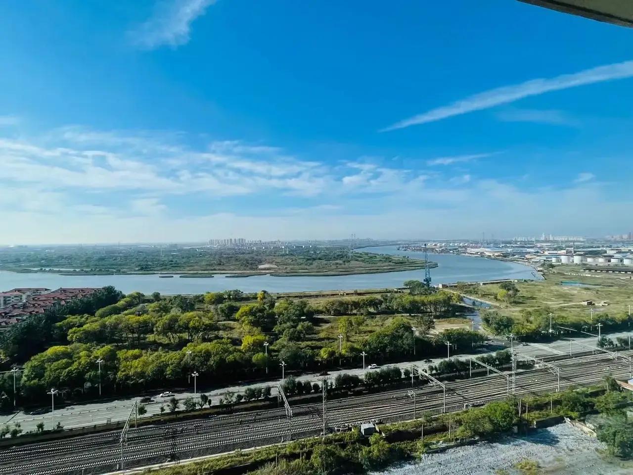 很多人讨论，天津滨海新区发展最大的失误到底是什么？在我看来，核心就是当年房地产黄