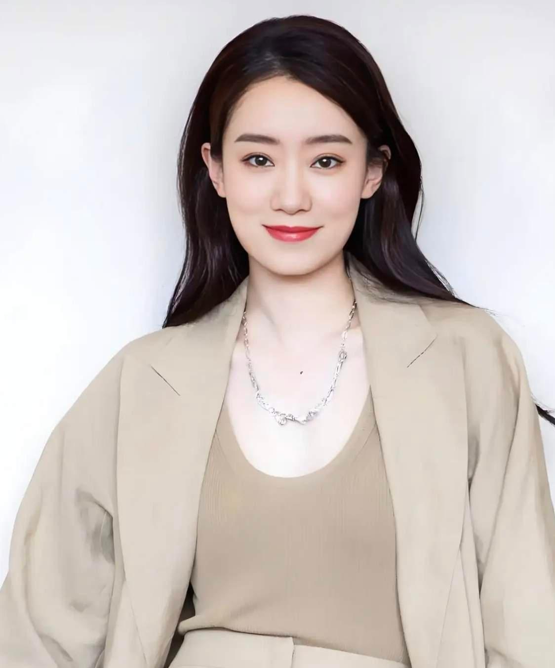 2025年，周星驰筹拍《功夫女足》。张小斐主动找上门，她提了一个让剧组十分意外的