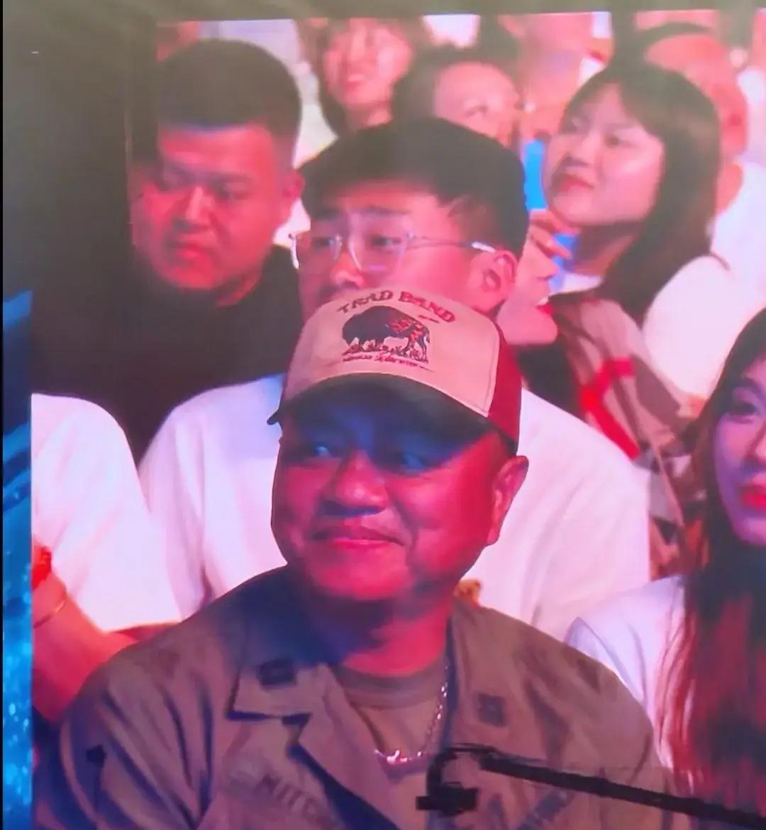 刷到小沈阳演唱会视频，他跟张家豪说话时点头哈腰的样子，明眼人一看就知道对方不