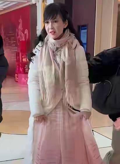 看不懂周慧敏：快六十岁依旧执着少女风，到底是执念还是妥协女明星当中，一直有