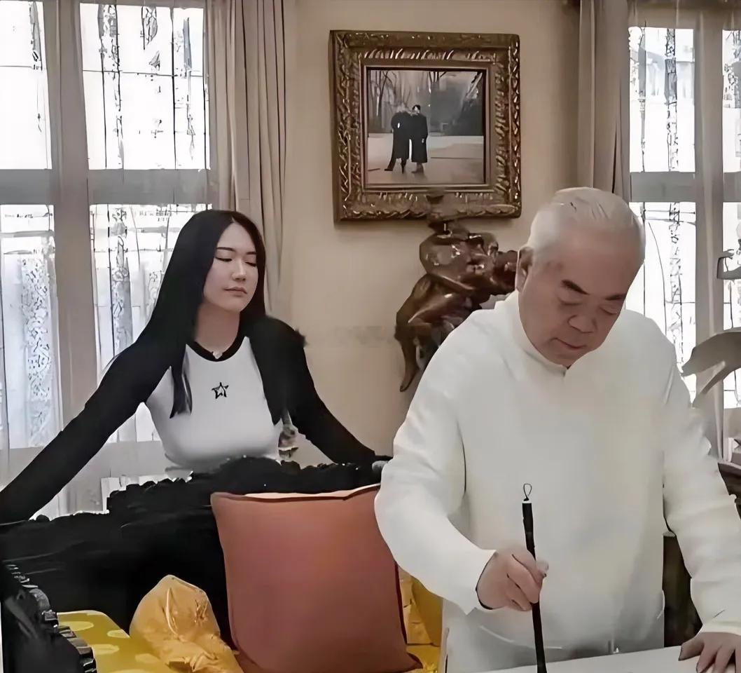 你说这事邪乎不邪乎？一个87岁的老爷子范曾，一边乐呵呵宣布自己“喜得独子”，一边