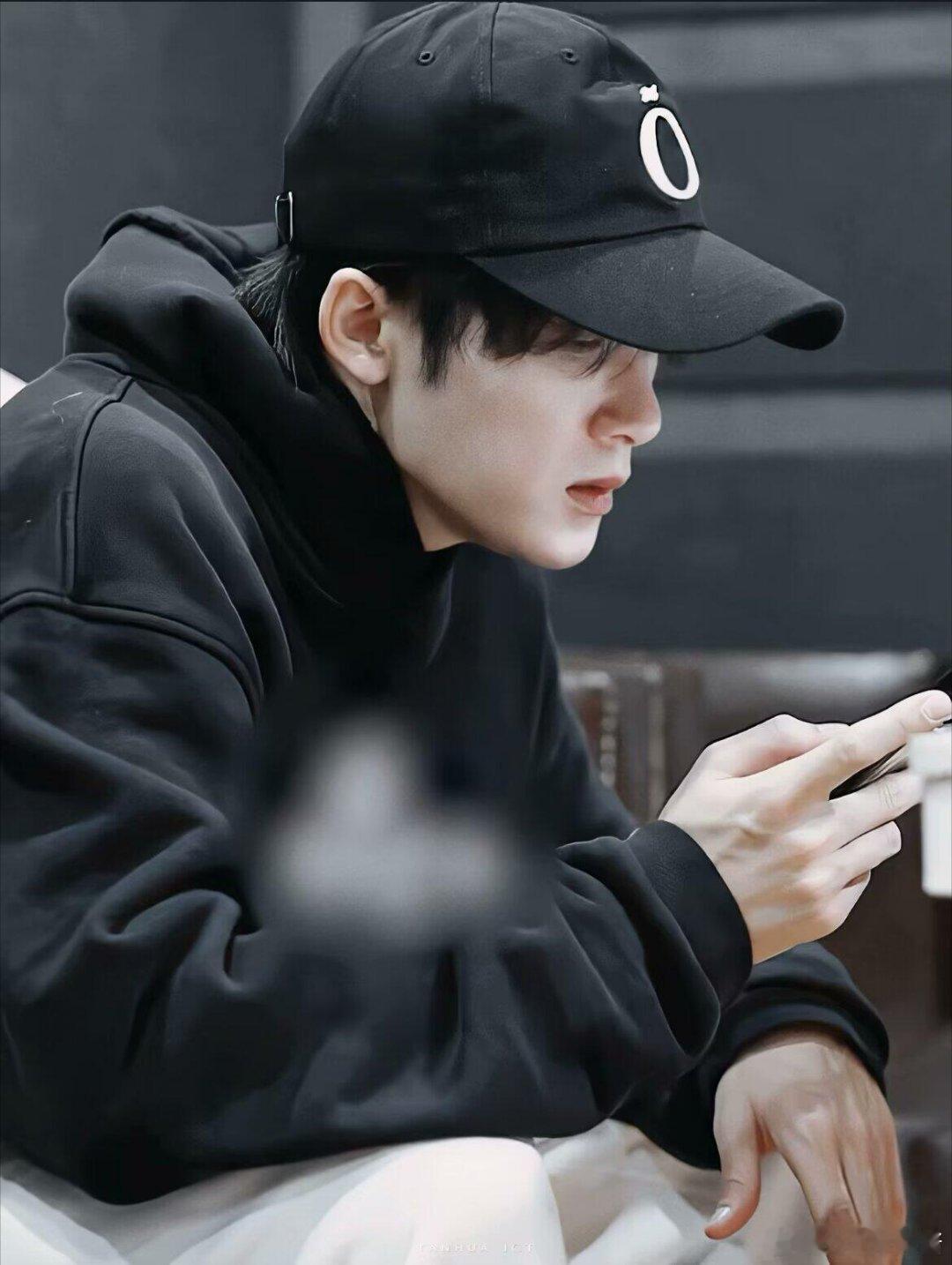 出事了，不多说了，自己看吧已经被帅死了夜色温柔，光影交织，他的轮廓如诗，