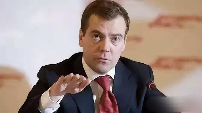 彻底决裂了！俄罗斯安全会议副主席梅德韦杰夫公开表示，有情报显示英国和法国想提供