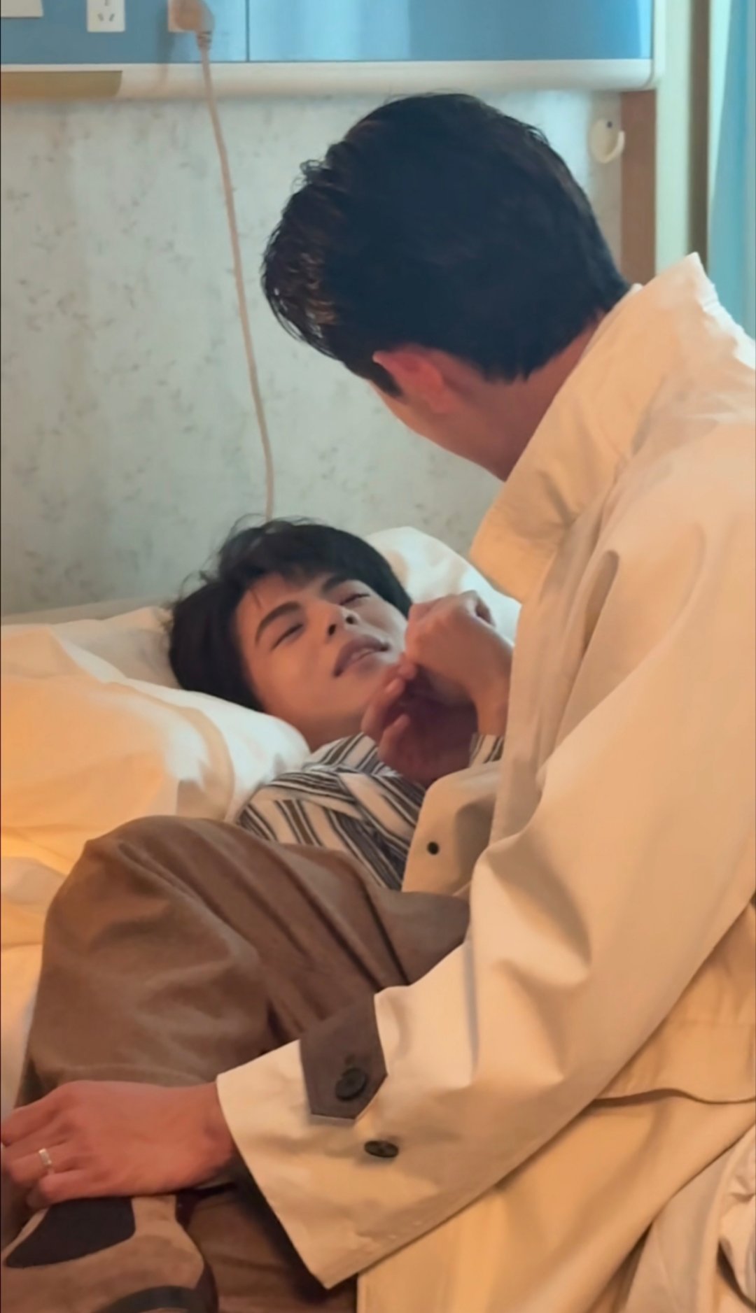 老公，你抱到宝宝了吗？男孩女孩？抱到了，特别健康，很漂亮，像你。护士带走洗澡了，