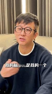 邓超春晚是送给妈妈的礼物邓超内心最柔软的地方是妈妈平时在台上又蹦又跳的邓超，这