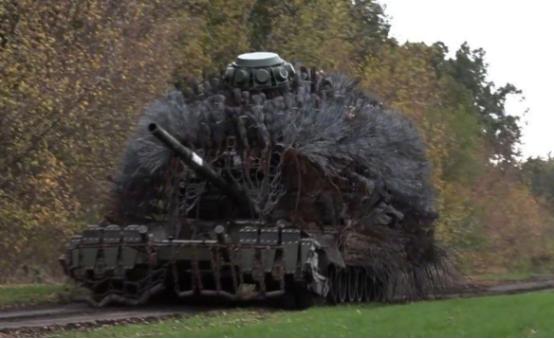 当地时间11月2日，俄罗斯军工改造了一辆T-80BVM坦克，这已经不能叫刺猬战车