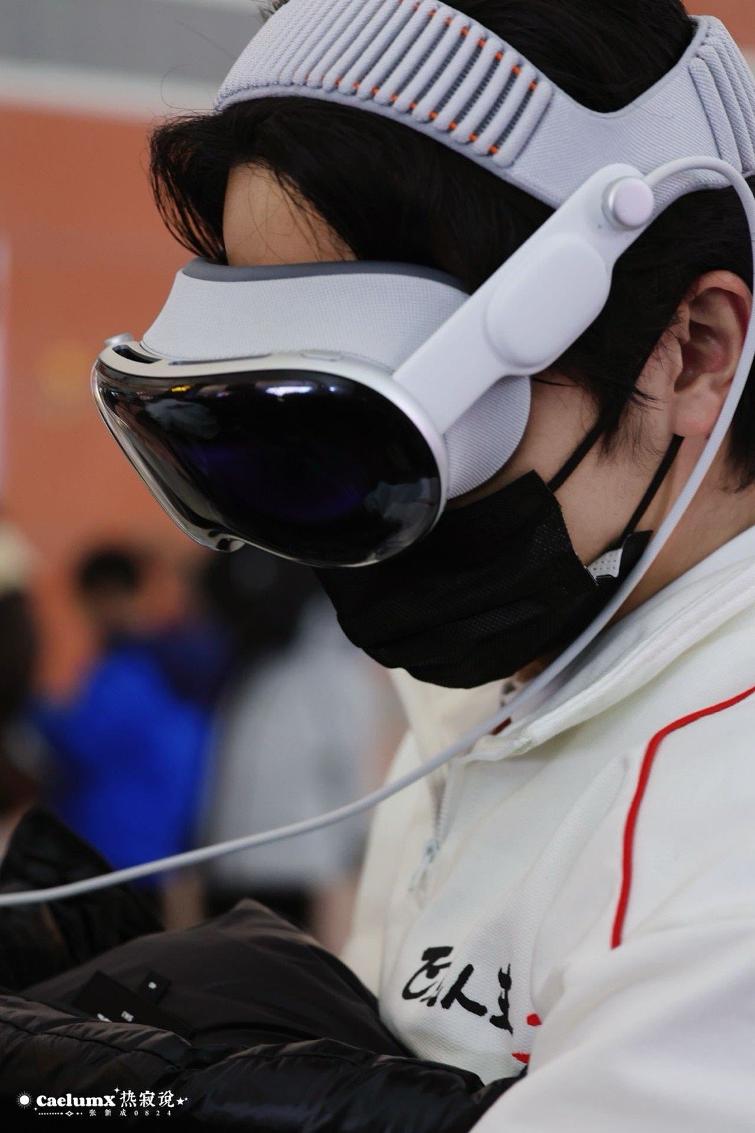 小孩拿到新玩具就张新成这样那个耳尖都透着兴奋的劲儿，真的太像小朋友了！张新成这