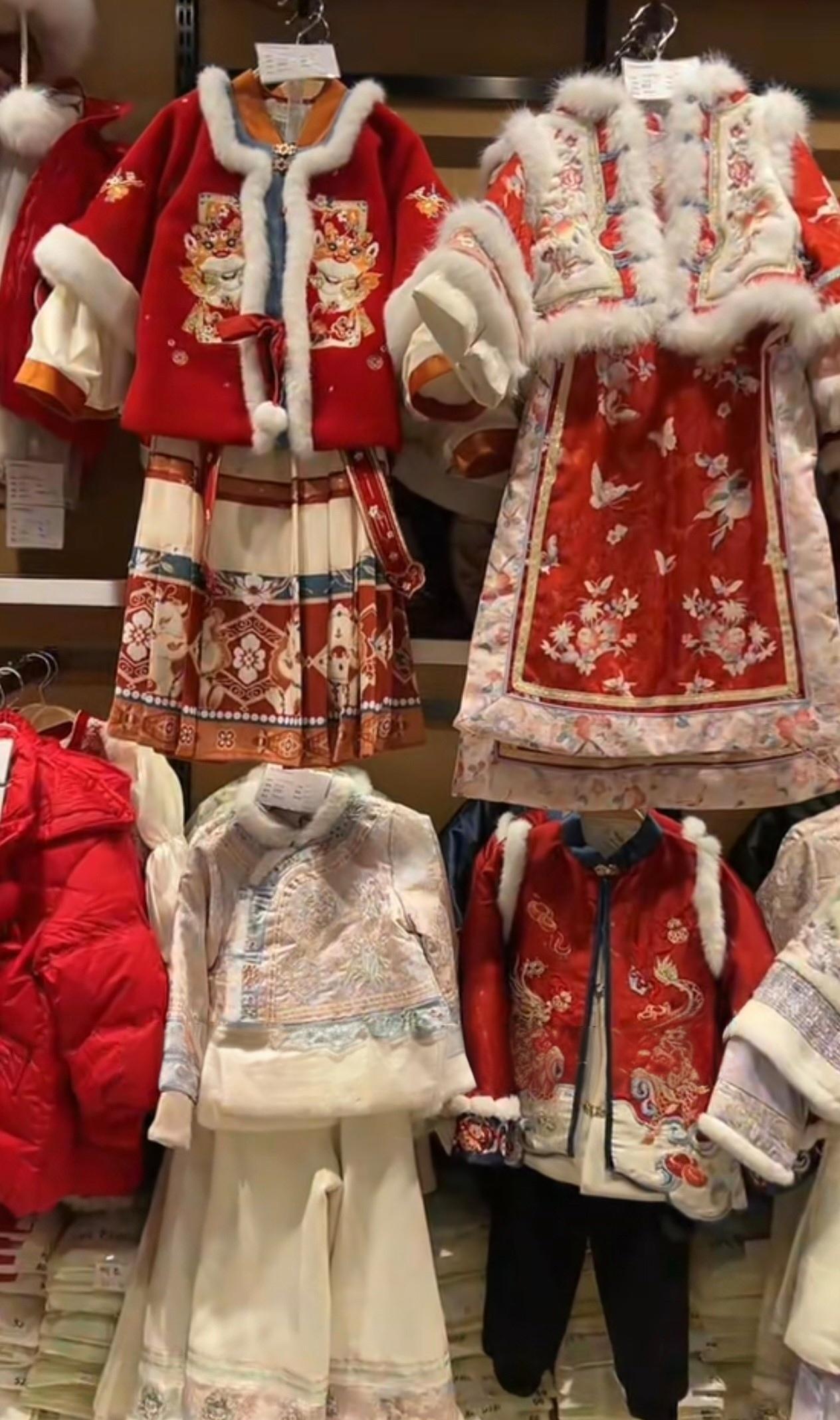 我scoffed。425块钱一套童装？胖东来这是飘了？拿到手，我闭嘴了。