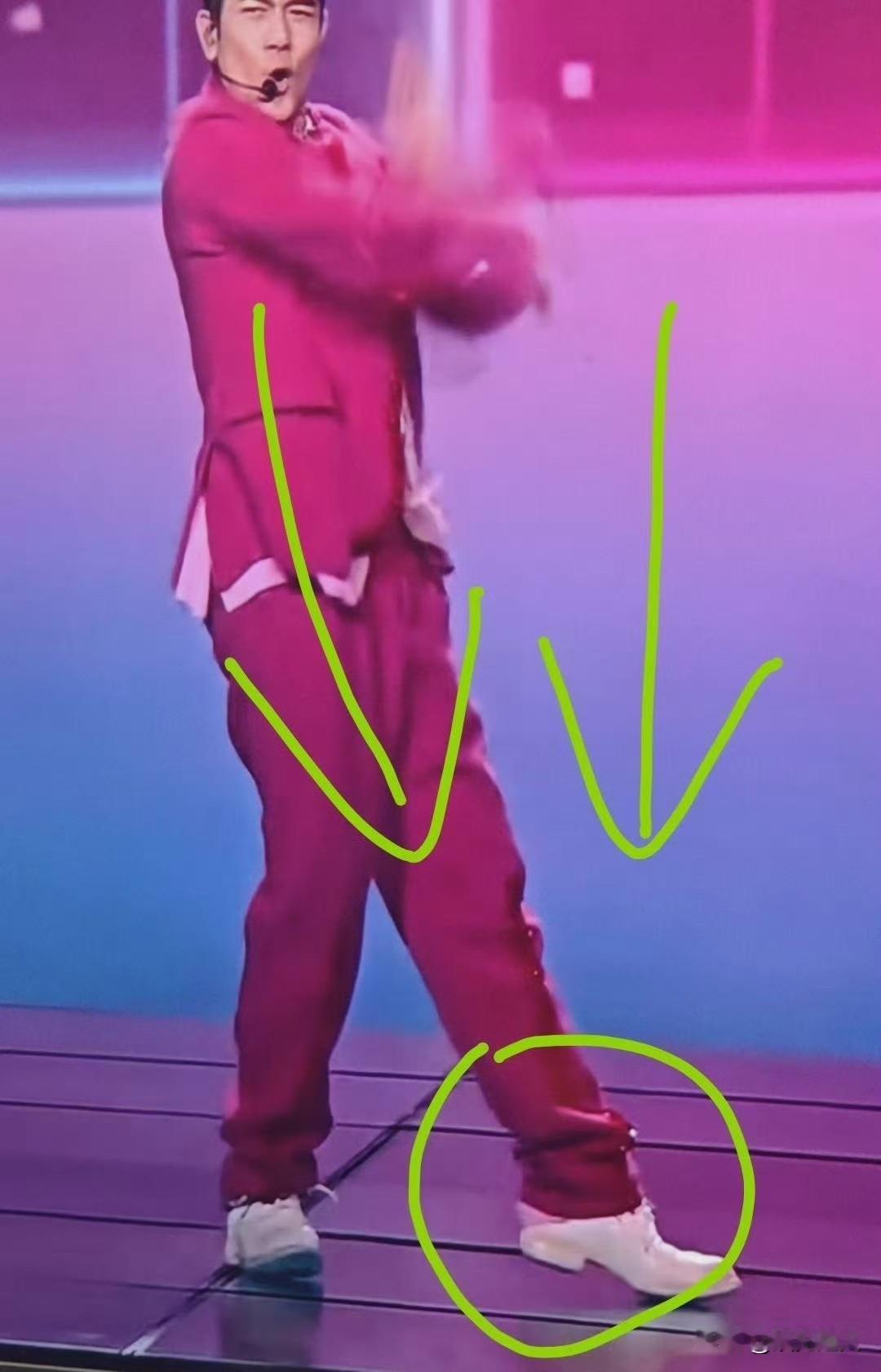 万万没想到！郭富城在春晚舞台上居然被伴舞把鞋给踩掉了！说真的，要不是网友拿