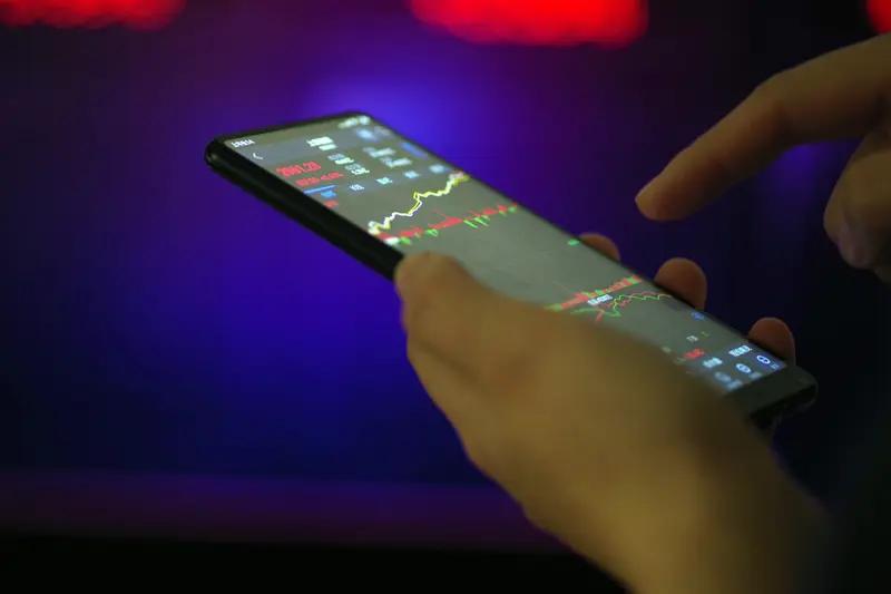 朋友去年11元冲入股市买了3万股永鼎股份，在15元时清仓卖出，赚了12万。高兴的