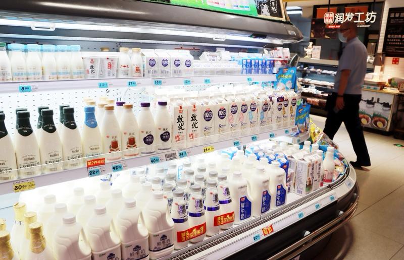 食物放冰箱的保存期得看种类。像牛奶，鲜牛奶放冷藏一般能保存2-3天，超高温灭