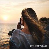 感情这事儿，说白了就像养盆多肉——太用力浇水会烂根，完全不管又会枯死。