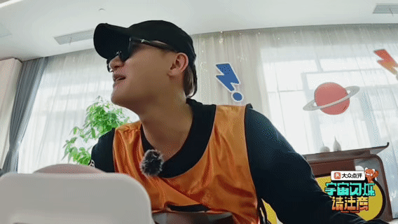 黄子韬曾因认不出刘宇宁道歉刘宇宁可是黄子韬婚礼主桌黄子韬参加认人游戏时，对着刘