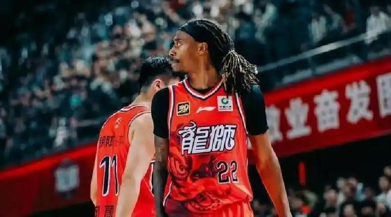 广东外援麦考尔因祸得福！ 常规赛第二阶段第25轮，麦考尔伤愈归来，连续两场比