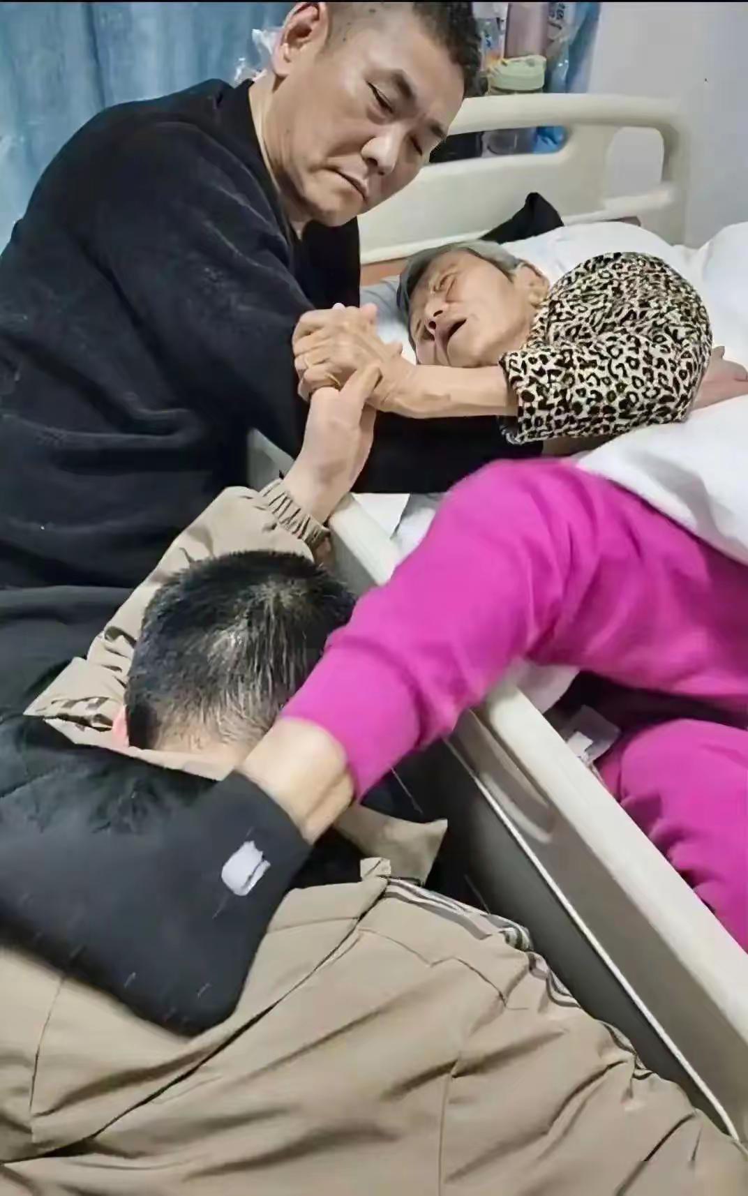 一位医院护工说：“一个生活不能自理的老人躺在床上，你去日夜不分地照顾两个月，你就