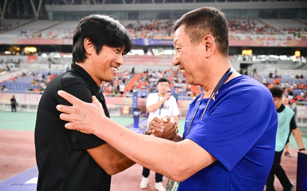 如果夏天的逼宫，你还可以说徐正源的出发点，还是想带好球队。那么这次谈好后临时加价