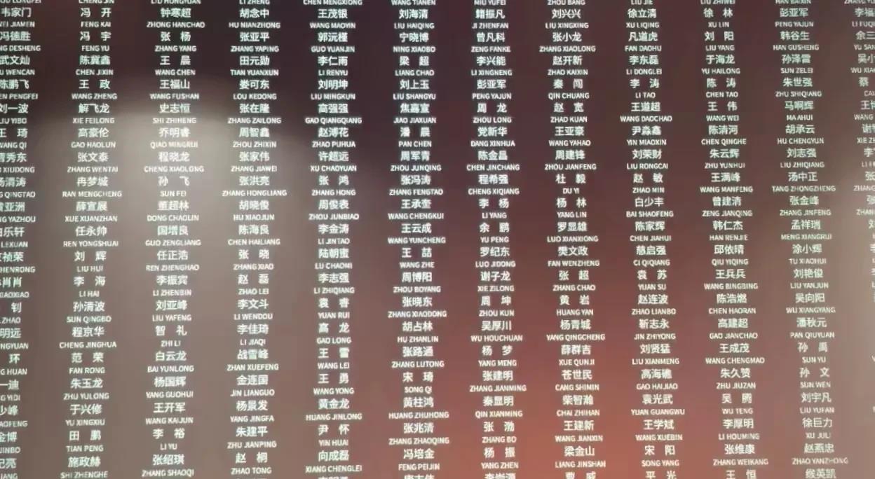 《戏台》片尾不惜用长时间滚动字幕将每一个群演的名字列出来。哪怕他们没台词，哪怕他