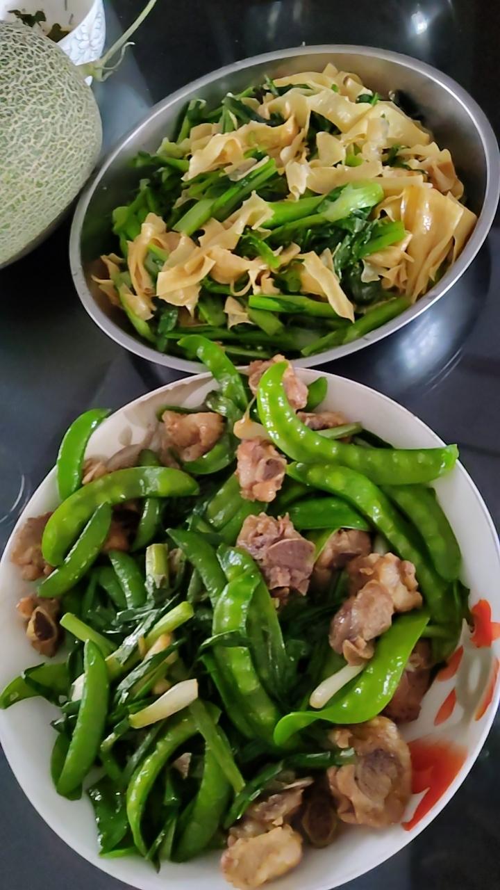 自己做家常饭才是最香的！今天家里做的菜也太对胃口了，一盘排骨炒荷兰豆，荷兰豆