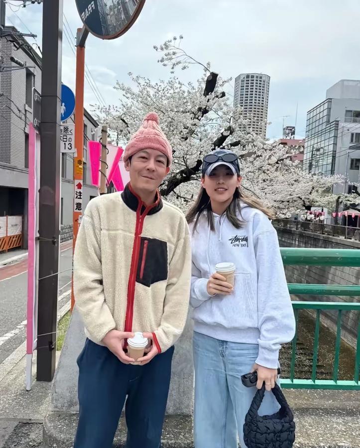 妈呀！陈冠希哪里是像本山大叔啊，人家分明是像丹丹大妈啊！看戴着粉色帽子，满脸褶
