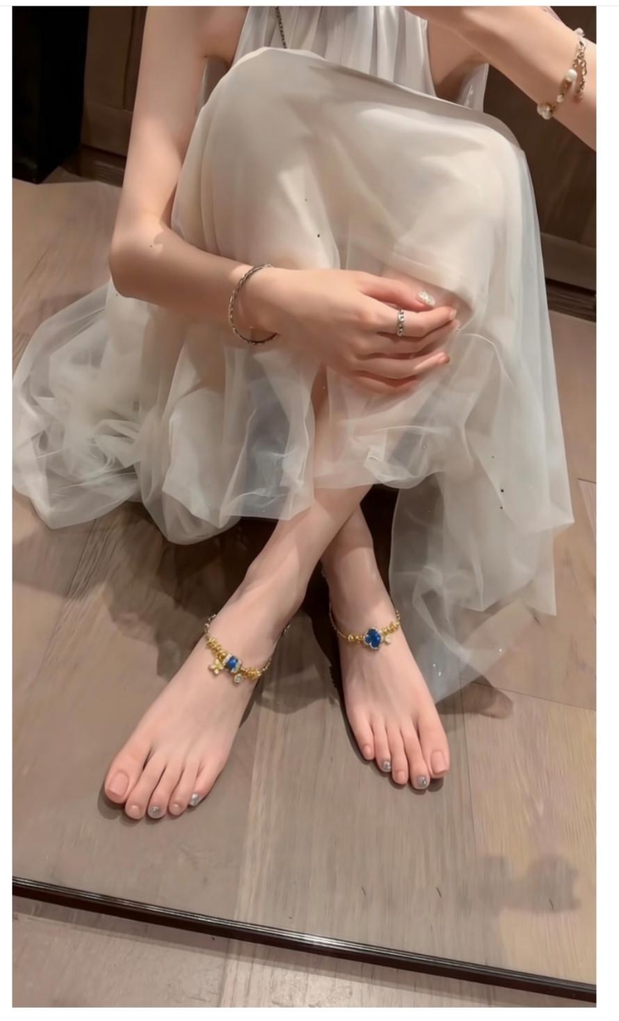 光看这漂亮的脚，就能猜出一定是个大美人。