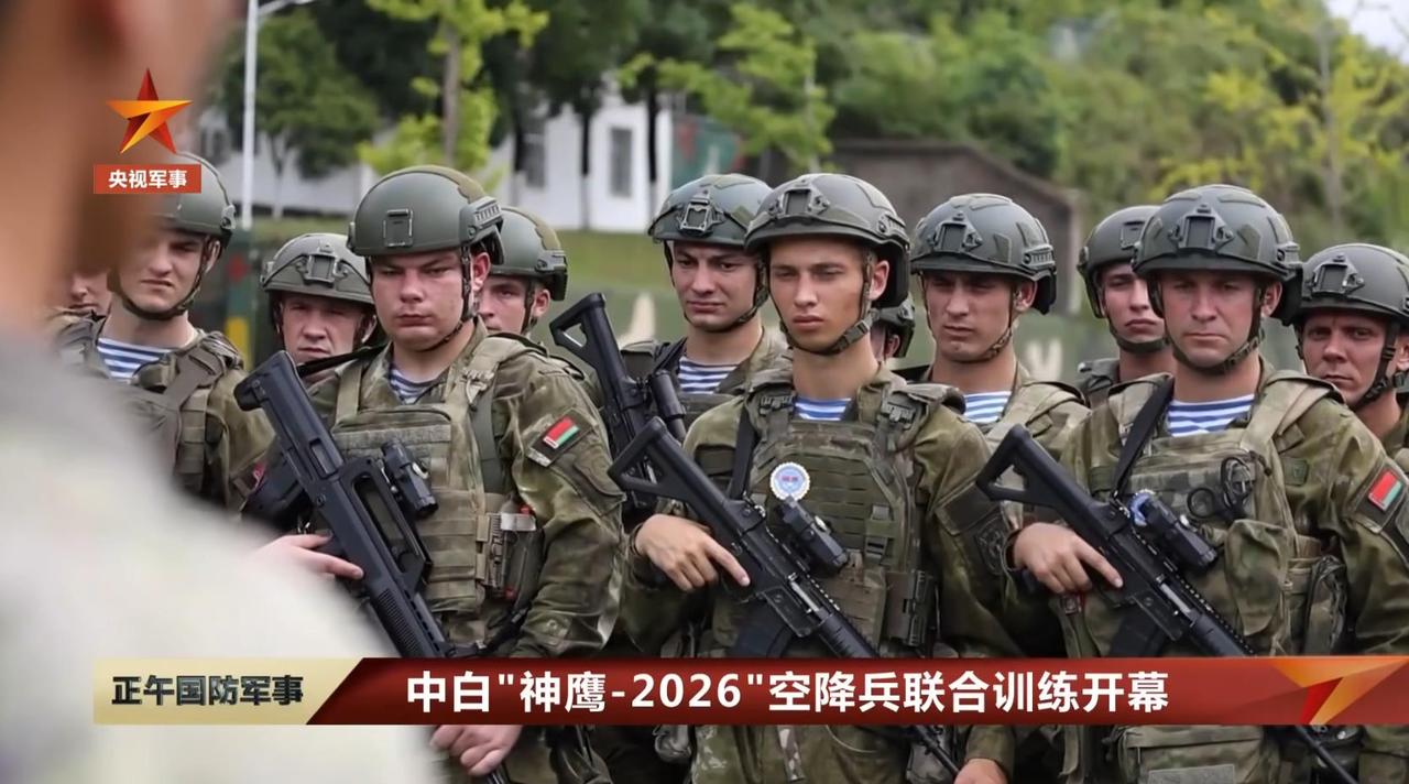 白俄罗斯空降兵手持我国生产的191步枪和95-1班用机枪，这是中白“神鹰-20