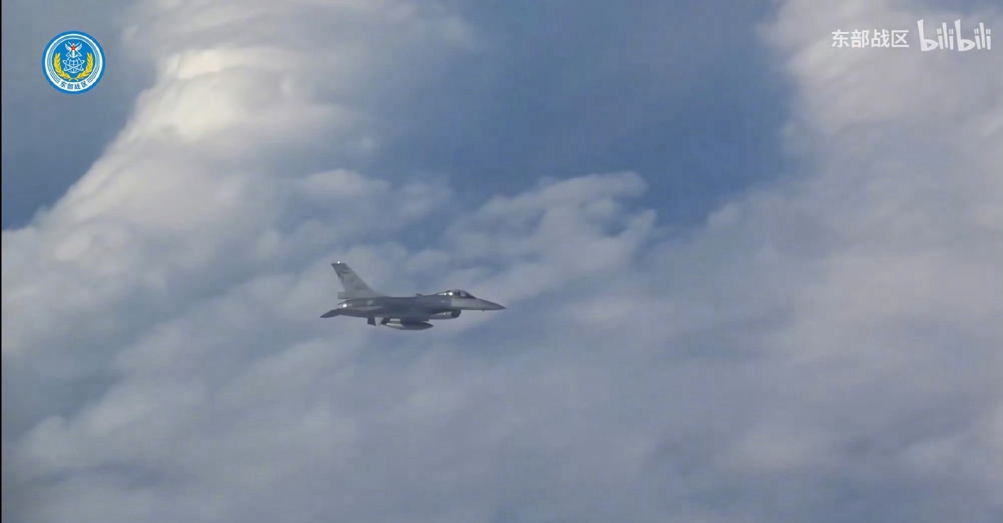 我军飞行员拍摄到的台湾伪空军的F-16战斗机，这是一架驻花莲基地的F-16V，