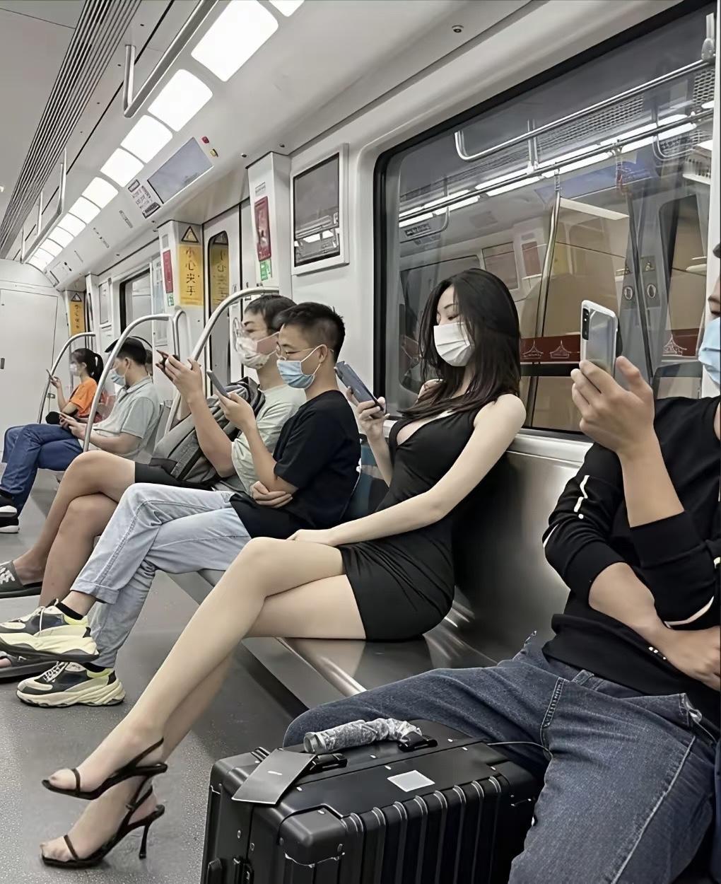 为什么大家都坐的远远的呢？